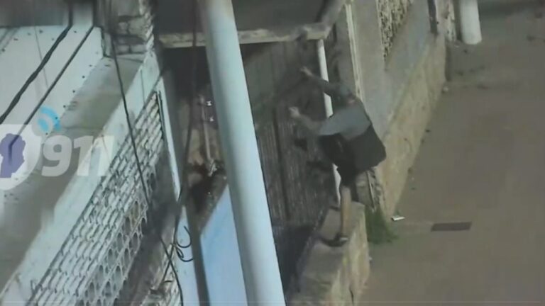Video: atraparon a un intruso cuando trepaba al techo de una vivienda