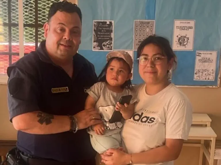 Con la asistencia de un operador del 911 y de un agente policial salvaron la vida de un bebé