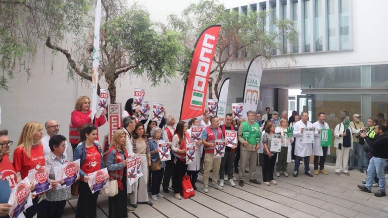 Sanitarios se manifiestan en el centro de salud Lucano de Córdoba en repulsa a las agresiones sufridas