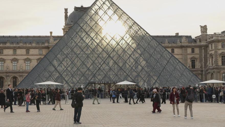 2317927-imputan-y-encarcelan-provisionalmente-a-dos-sospechosos-por-el-robo-del-louvre-en-paris