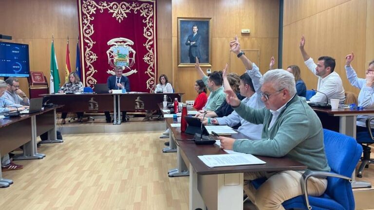 El Pleno de Puente Genil aprueba la subida de la tasa de la basura con la abstención de IU