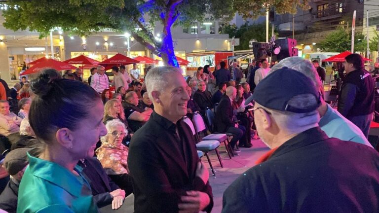 El carlospacense es solidario, trabajador y con vocación: el mensaje de Avilés en la Feria del Libro