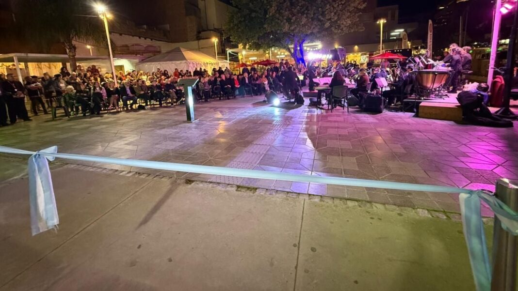 2327700-las-postales-de-la-apertura-de-la-feria-internacional-del-libro-de-villa-carlos-paz