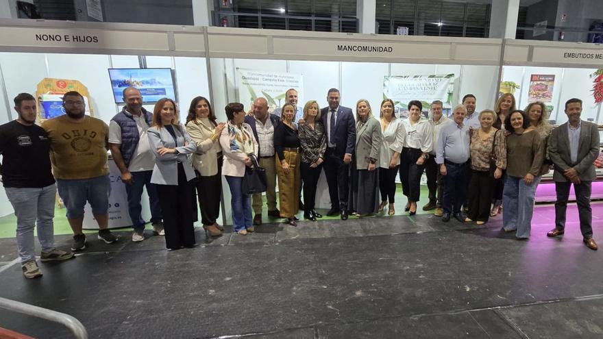 2328931-el-despiece-de-un-cerdo-inicia-las-actividades-de-la-fiesta-de-la-matanza-de-espejo