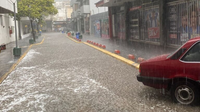 Lluvia y granizo en Carlos Paz, alivio tras la bajante del lago San Roque