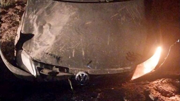 Perdió el control y volcó en Los Hoyos: viajaban cuatro hombres