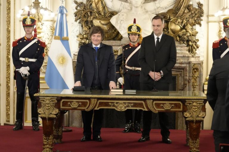 Manuel Adorni juró como jefe de Gabinete tras la salida de Francos