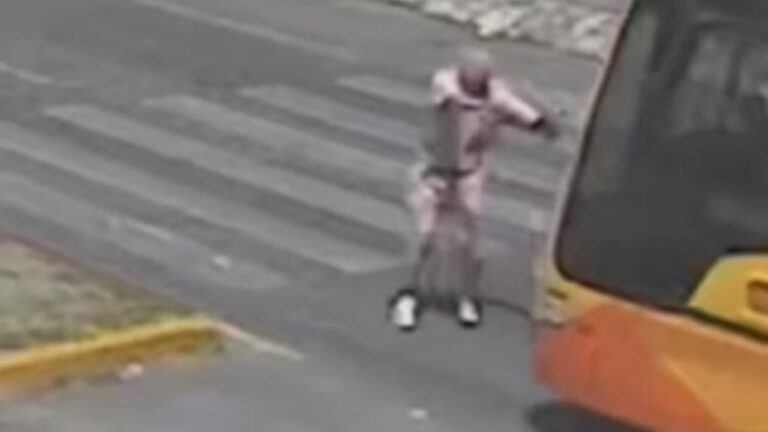 Tremendo: Un colectivo atropelló a un hombre cuando cruzaba una calle