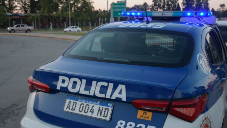 Policía captura a dos hombres durante un robo: uno buscado por homicidio