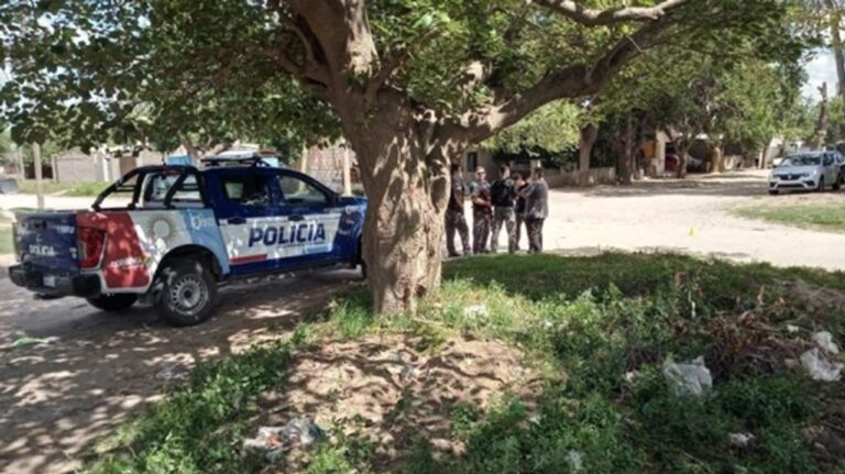 Balacera a la salida de un colegio en el interior de Córdoba: un muerto y una mujer herida