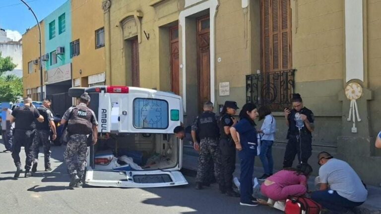 Una ambulancia que trasladaba a un paciente chocó y terminó volcando