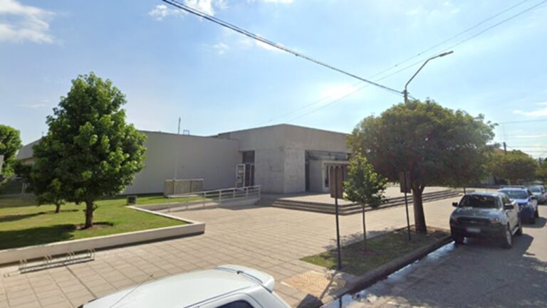 Un trabajador murió tras caer cuando podaba un árbol en los Tribunales de Jesús María