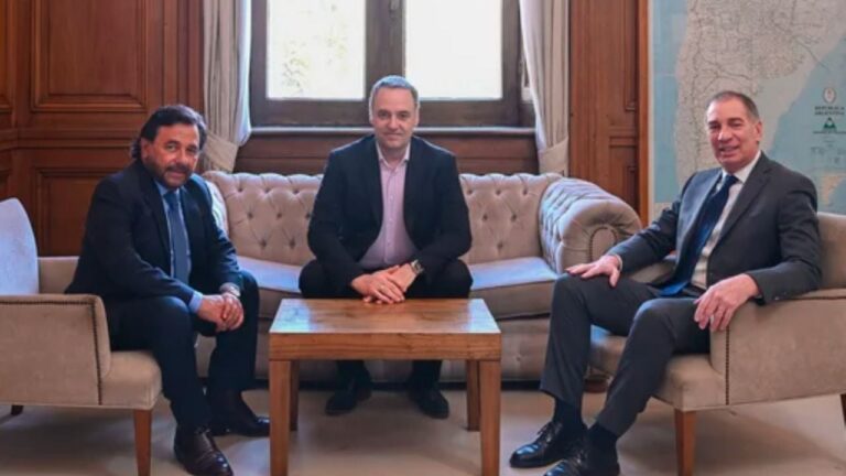 Adorni y Santilli reciben a Gustavo Saénz en Casa Rosada tras los nuevos contactos con gobernadores