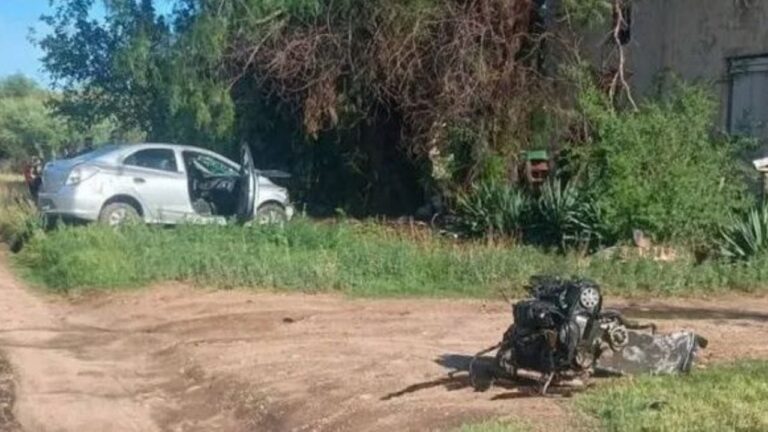 Un auto quedó destruido y su conductor herido en un choque frontal en Traslasierra