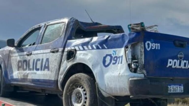 Un móvil policial volcó tras cubrir la seguridad del baile de La Mona