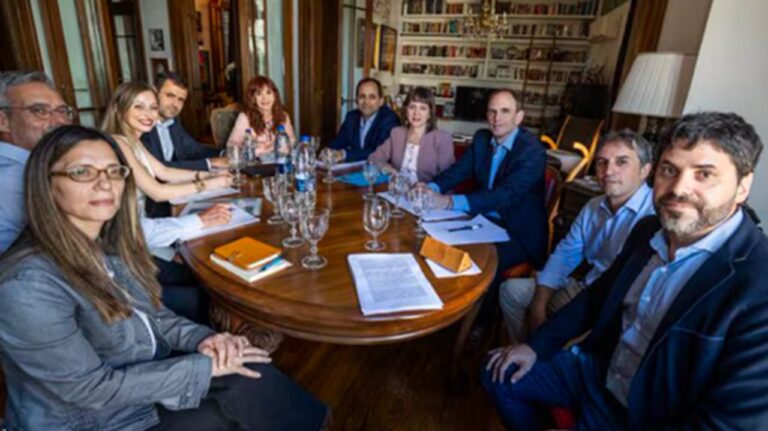 Limitaron las visitas a Cristina Fernández después de la foto con nueve economistas