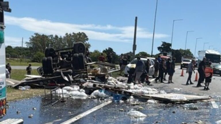 Un camión volcó en la autopista CórdobaCarlos Paz