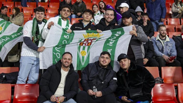 Granada-Córdoba CF | Las imágenes de la afición en el Nuevo los Cármenes