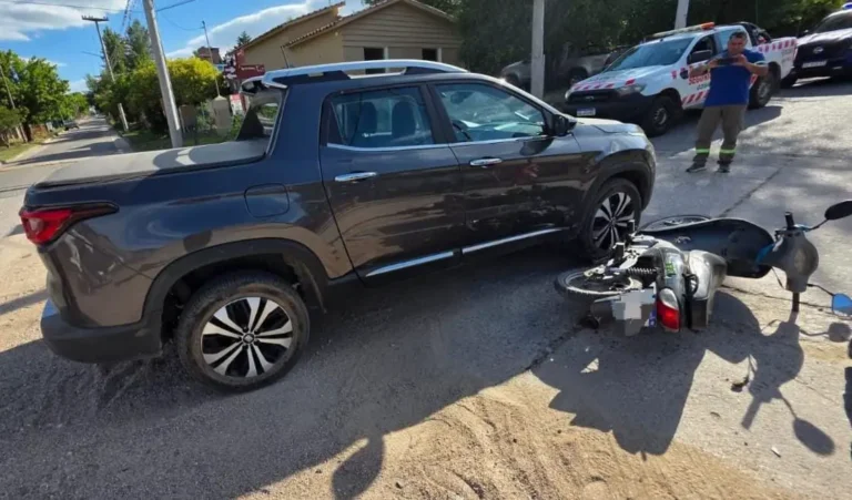 Dos motociclistas heridos en choques en Carlos Paz y Tanti