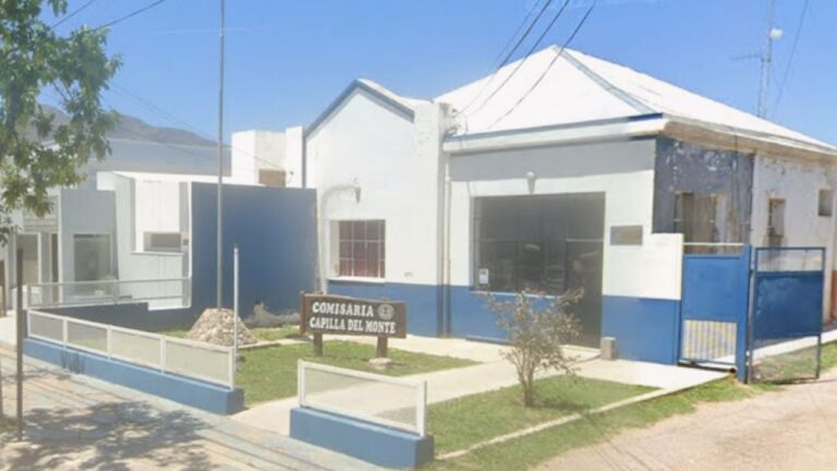 Madrugada violenta: jóvenes apedrearon la comisaría de Capilla del Monte