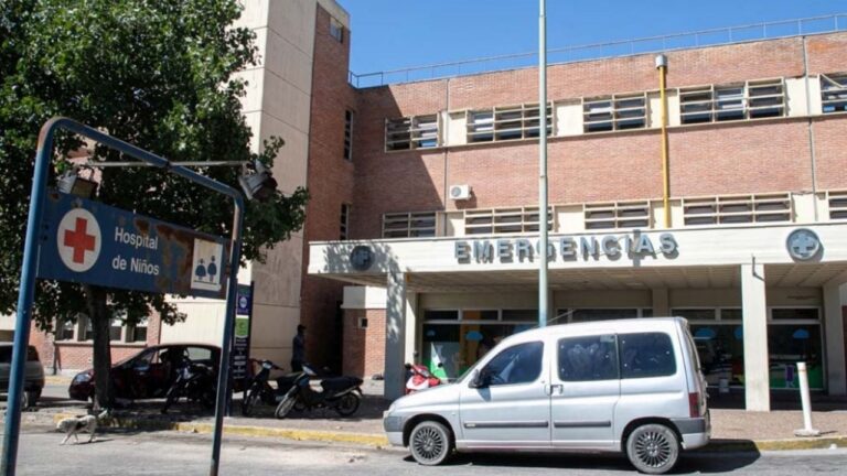 Un niño cayó de un camión, sufrió un golpe en la cabeza y fue internado