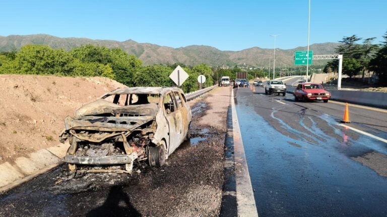 Un vehículo se prendió fuego en la Autovía de Punilla y terminó destruido