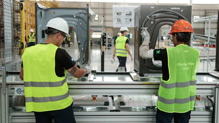 Whirlpool cierra una fábrica de lavarropas en Buenos Aires y despide a 220 empleados