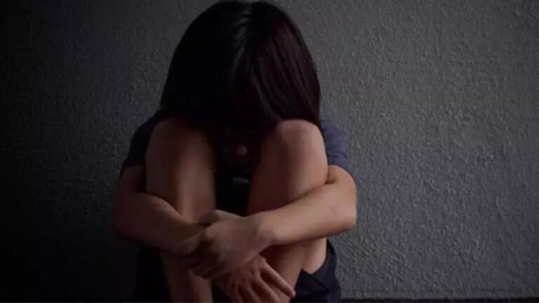 La Policía detiene a un hombre por agredir sexualmente a una niña de 12 años en la puerta de un colegio