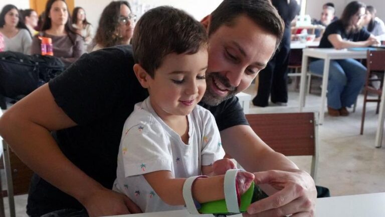 Mael, el niño asturiano de 3 años al que tuvieron que amputarle las manos y las piernas, se queda sin un auxiliar en el colegio por falta de ayuda