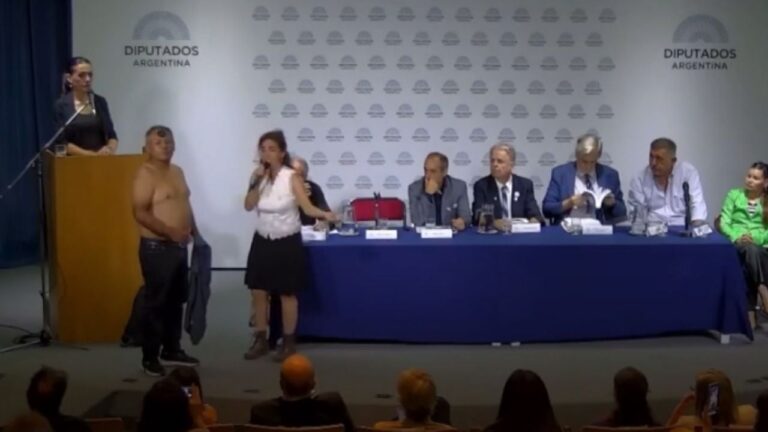Realizaron una insólita exposición antivacunas en el Congreso
