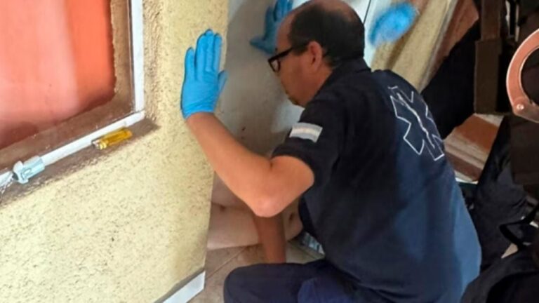 Insólito: quiso entrar a su casa por debajo de la puerta y quedó atrapado