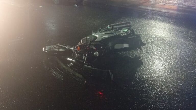 Un joven sufrió graves heridas tras un choque en la Avenida Cárcano