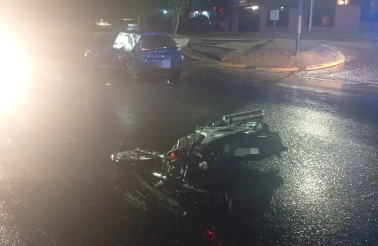 Un motociclista sufrió graves lesiones en un choque en barrio Sol y Río