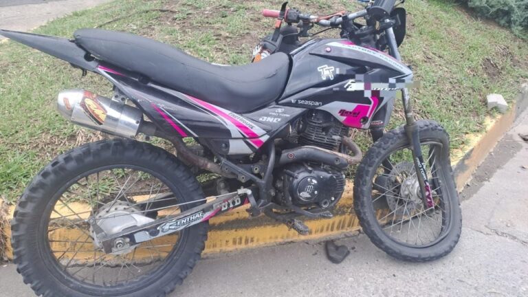 Chocaron una moto y un auto en Av. Gabriela Mistral