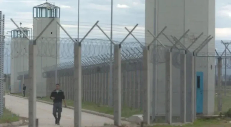 Ocho guardiacárceles detenidas en Bouwer tras golpear a un joven trans: buscan a otras dos