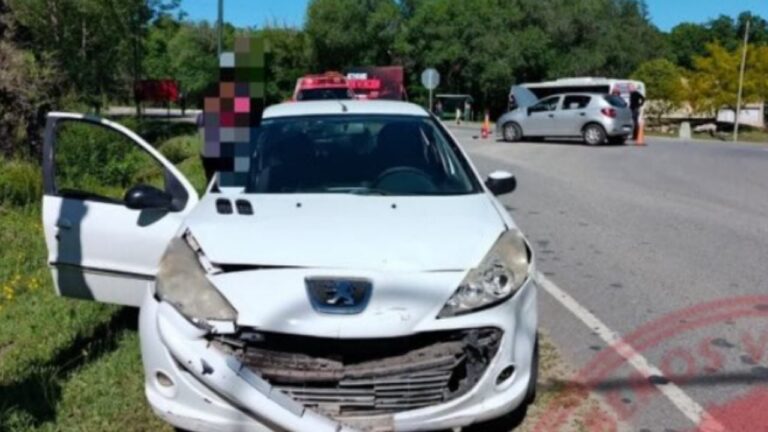 Dos autos chocaron en el ingreso a Cuesta Blanca esta tarde