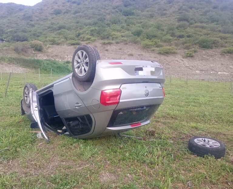 San Roque: una mujer de 73 años volcó con su auto en la Ruta E-73
