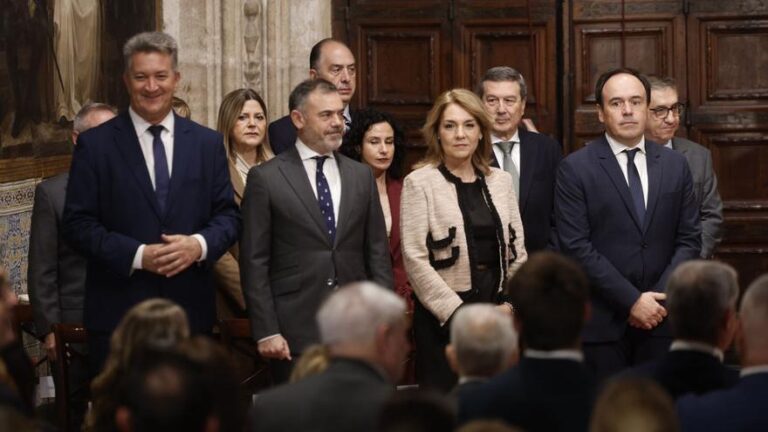 Llorca promete un «salto cualitativo» en la toma de posesión de su nuevo Consell