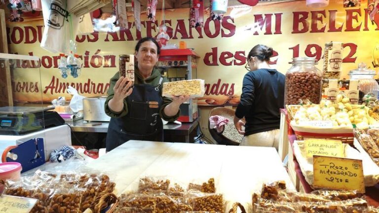 Una familia unida por la artesanía: la historia de Mari Carmen y su puesto de turrones en Aguilar