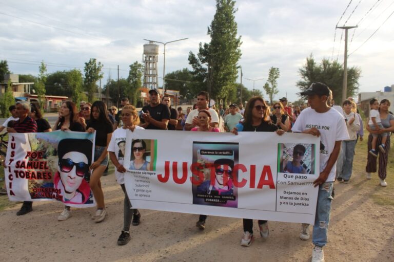 Vecinos marcharon en Siquimanpidiendo justicia por Samuel Tobares