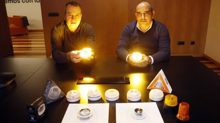 Los exguardia civiles Jorge Torre y Jorge Costa, inventores de la baliza geolocalizada V-16