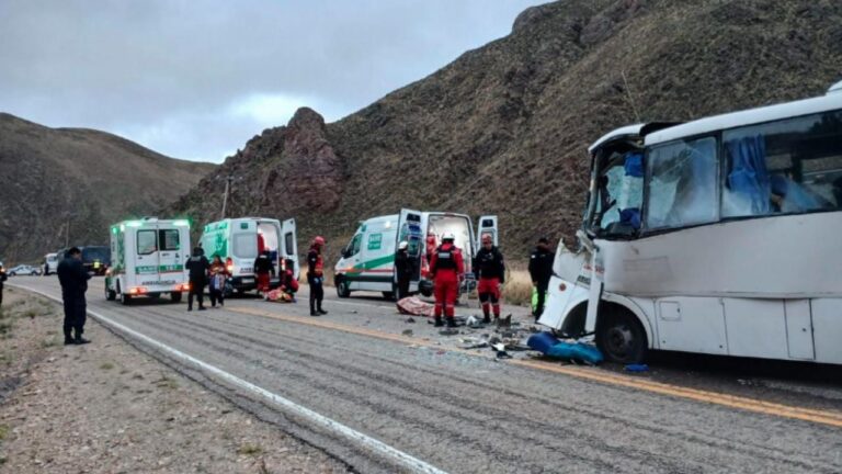 Choque entre un colectivo y un camión en Jujuy: un muerto y al menos 20 heridos