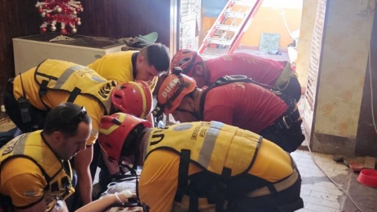 Rescataron a una mujer que cayó a una cámara séptica en su vivienda