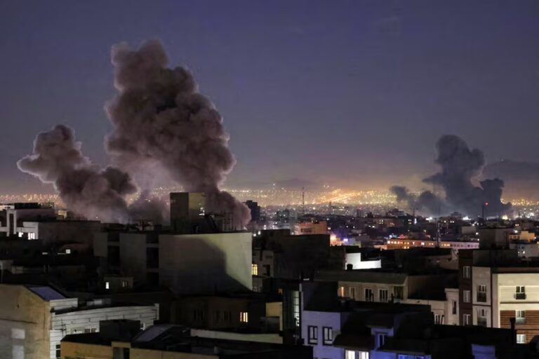 Máxima tensión en Medio Oriente: refuerzan bombardeos en Irán que responde con objetivos múltiples
