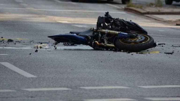 Tragedia en Córdoba capital: mujer murió al impactar contra un colectivo