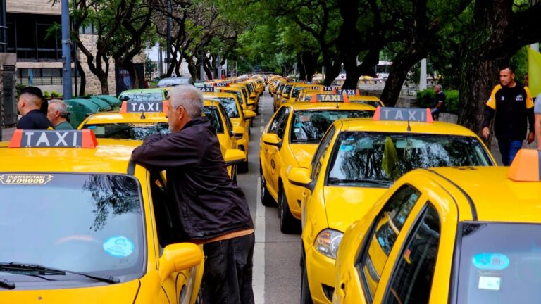 Nueva protesta de taxistas en Córdoba: hubo demoras y cortes en el centro