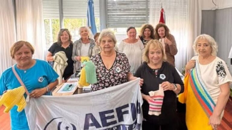 Huerta Grande:  jubiladas tejedoras entregaron mantas a Acción Social