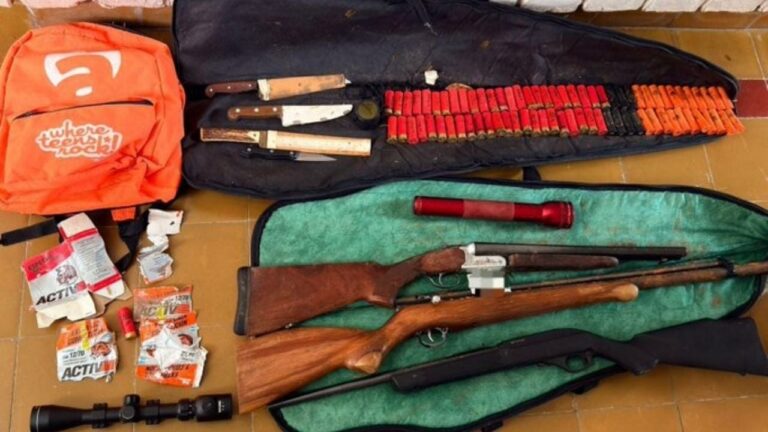 Detuvieron a dos jóvenes y hallaron armas, cartuchos y una moto buscada