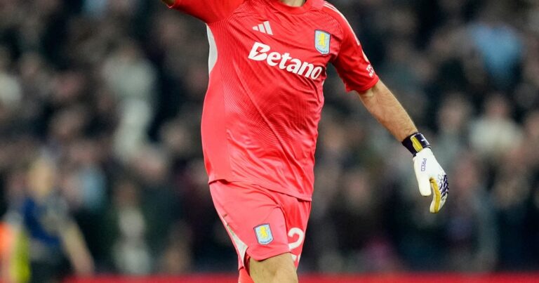Video: el saque largo del Dibu Martínez que generó el gol del Aston Villa