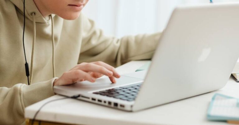 Va a juicio el joven que subió a páginas porno imágenes de sus compañeras falseadas con IA
